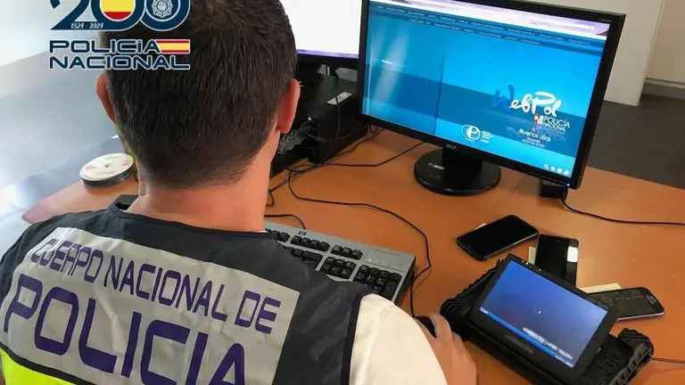 Archivo - Un agente de la Polic&iacute;a frente a un ordenador
- POLIC&Iacute;A NACIONAL - Archivo