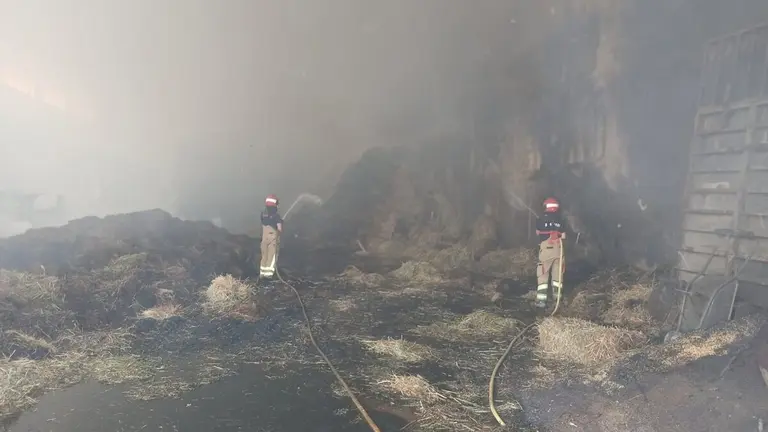 Bomberos de la DPT trabajando en el incendio de una nave agr&iacute;cola de la localidad de Hinojosa de Jarque.
- DPT