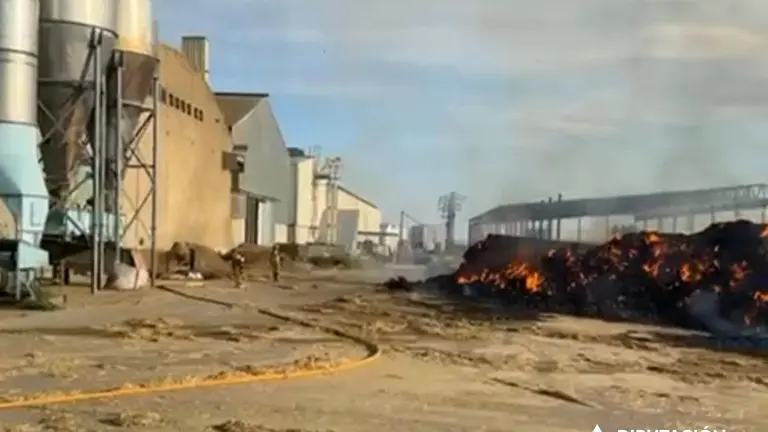 Imagen del incendio que ha afectado a una nave de almac&eacute;n de alfalfa y paja en el Pol&iacute;gono Valdeferr&iacute;n. - DPZ.