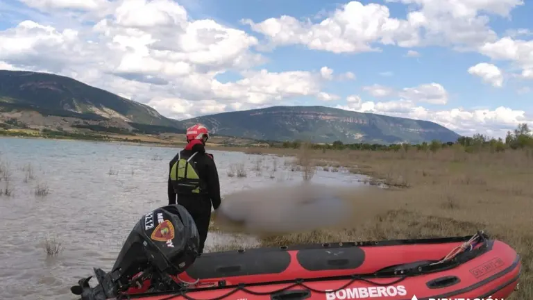 Efectivos de bomberos de la DPZ en el rescate del deportista fallecido en el pantano de Yesa. / DPZ