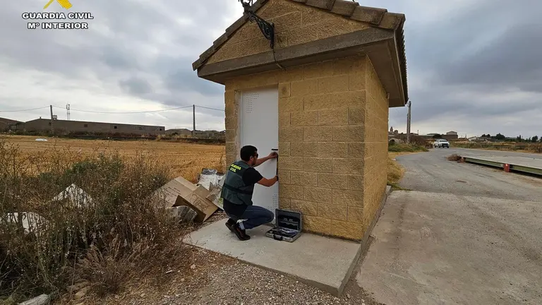 Una de las b&aacute;sculas municipales donde robaron los autores. / GUARDIA CIVIL