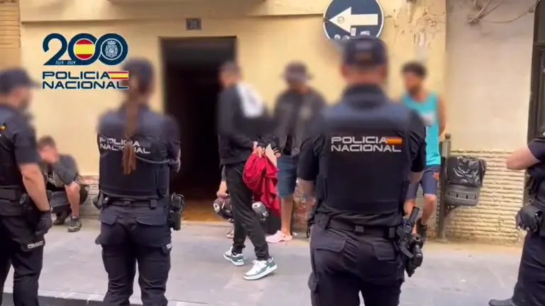 Desalojados en Calatayud. / POLIC&Iacute;A NACIONAL
