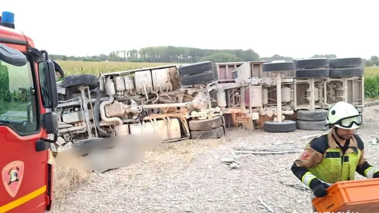 Bomberos de la Diputaci&oacute;n de Zaragoza se trasladaron hasta el lugar del accidente.
- DIPUTACI&Oacute;N DE ZARAGOZA