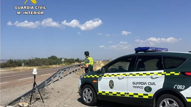 La Guardia Civil de Teruel delante de un radar. / GUARDIA CIVIL