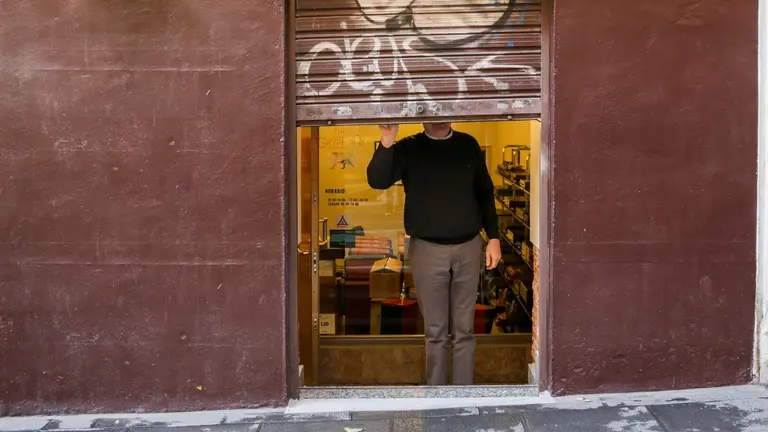 Un aut&oacute;nomo echa el cierre de su negocio tras su jornada laboral. / EP