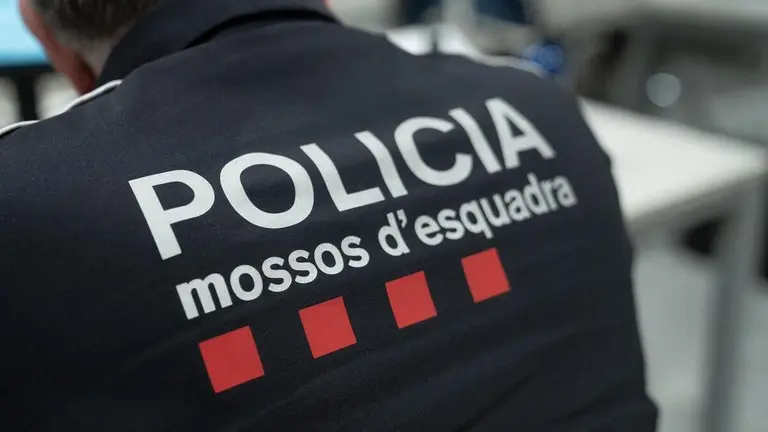 Archivo - Un agente de los Mossos d'Esquadra,- David Zorrakino - Europa Press - Archivo