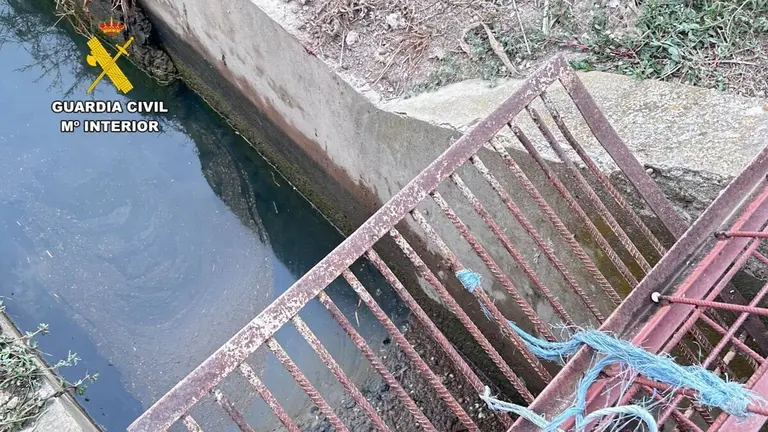 Acequia a la que este domingo 7 de septiembre cay&oacute; en Caba&ntilde;as de Ebro el hombre de 74 a&ntilde;os que auxiliado por la Guardia Civil y que sufri&oacute; una parada cardiorrespiratoria.
- GUARDIA CIVIL