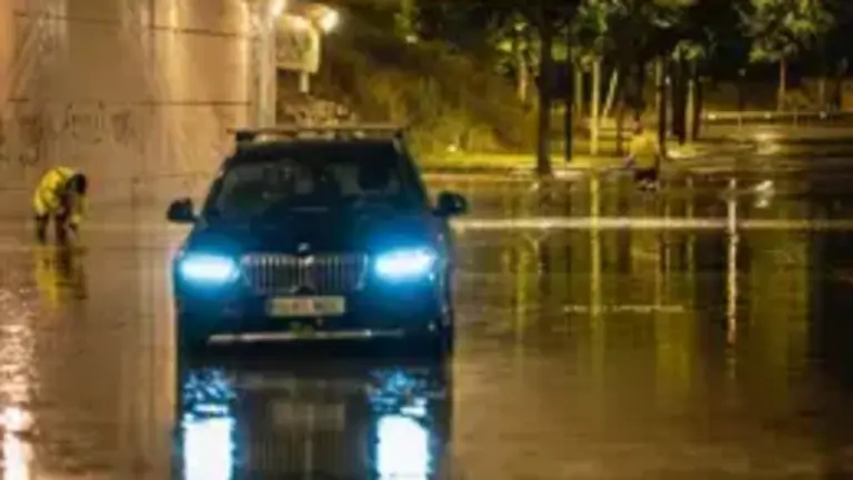 Un veh&iacute;culo parado bajo paso inferior anegado por el agua de las tormentas registradas este domingo en Zaragoza y las localidades de alrededor. / MARCOS CEBRI&Aacute;N