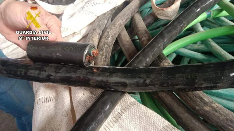 Cableado de la l&iacute;nea de Alta Velocidad Madrid-Barcelona que fue robado en la localidad zaragozana de La Almolda y que ha sido incautado por la Guardia Civil.
- GUARDIA CIVIL
