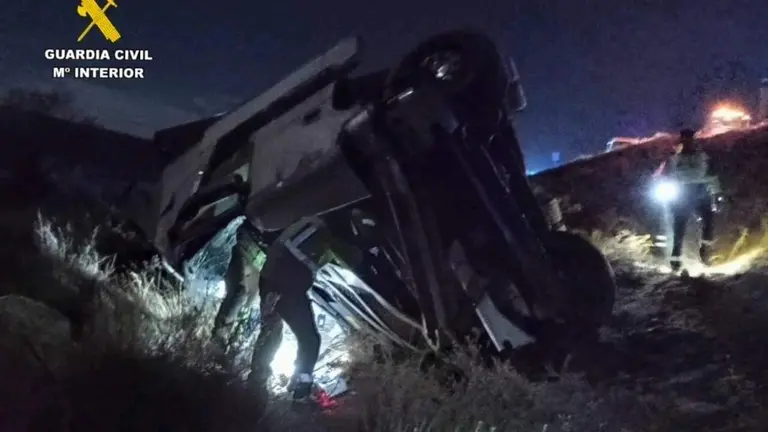 Un herido grave y otro leve en el choque entre un cami&oacute;n y una furgoneta en la AP-2 en Candasnos (Huesca). / GUARDIA CIVIL