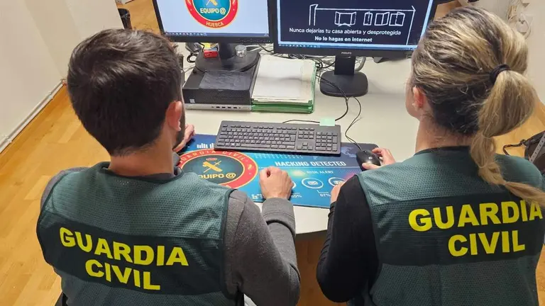 Archivo - Dos agentes de Guardia Civil. / GUARDIA CIVIL