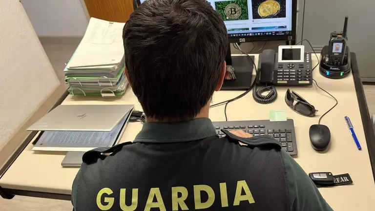 Detenidas dos personas por seis delitos de estafa y otros seis de usurpaci&oacute;n de estado civil en Bin&eacute;far. / GUARDIA CIVIL