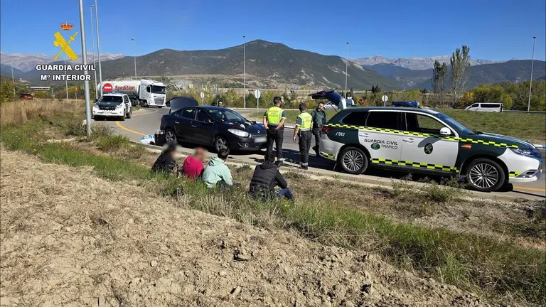 Los cuatro sospechosos de haber cometido una serie de robos con fuerza en establecimientos de Arag&oacute;n, Cantabria y Asturias, tras ser interceptados por la Guardia Civil en una rotonda de Sabi&ntilde;&aacute;nigo. / EP