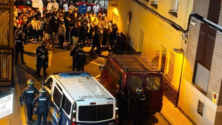 Imagen de la protecci&oacute;n policial hac&iacute;a uno de los implicados en este robo cuando regresaba a su casa en el barrio de El Oliver/Cedida a H.A.