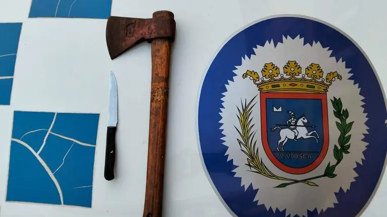 Hacha y cuchillo intervenidos a los dos sospechos de la agresi&oacute;n de esta pasada madrugada en la calle Padre Huesca de la capital altoaragonesa.
- POLIC&Iacute;A LOCAL DE HUESCA