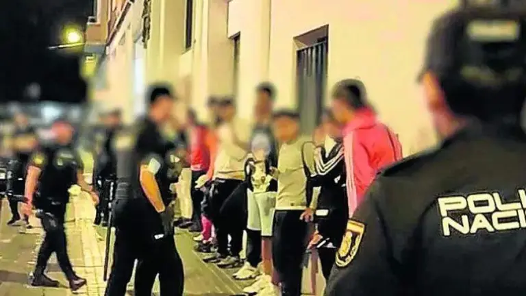 Redada policial tras una serie de actos violentos en la calle Mar&iacute;a Lostal/P.N.