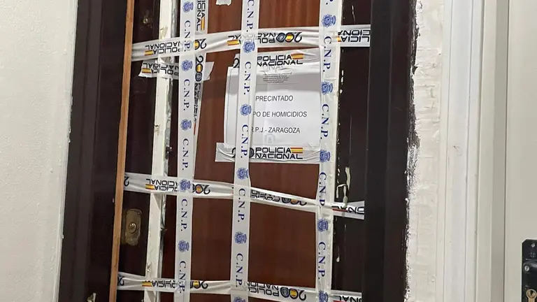 Imagen de la vivienda ahora precintada donde fue asesinada Eugenia/H.A.