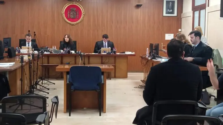 El acusado, de espaldas, durante el juicio. / EP