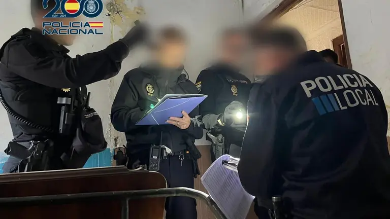 La Polic&iacute;a Nacional detiene a ocho personas por favorecer la inmigraci&oacute;n irregular. / PN