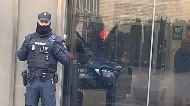 Imagen de un Polic&iacute;a Nacional en la puerta de la Audiencia Provincial de Zaragoza / E.L