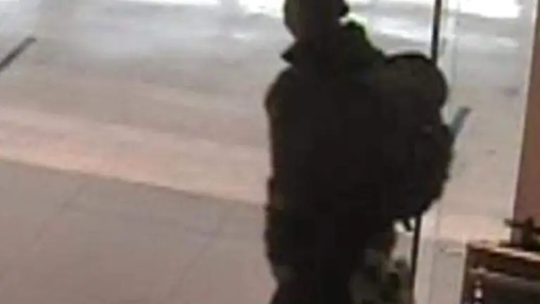 Imagen captada por una c&aacute;mara de seguridad de uno de los presuntos ladrones saliendo con bolsas de la tienda/Cedida a H.A.