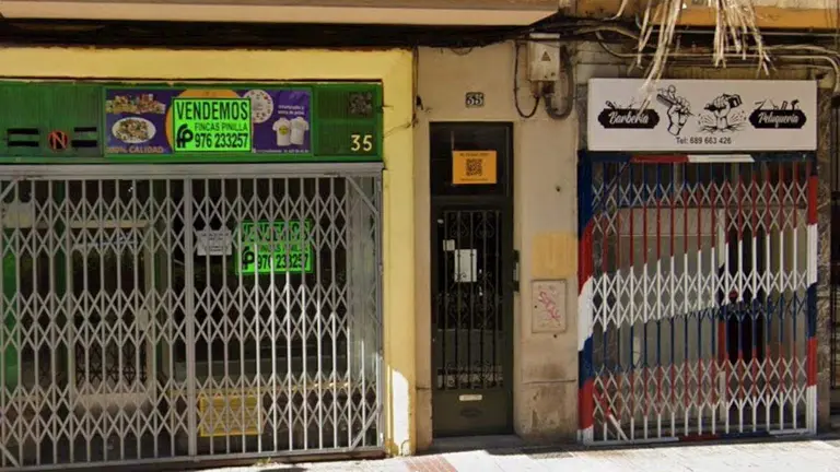 Uno de los locales que los vecinos se&ntilde;alan como conflictivos en la calle Conde Aranda n&uacute;mero 37/Google Maps