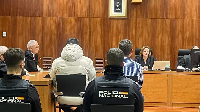 Imagen de los dos encausados escuchando la lectura del veredicto esta tarde/H.A.