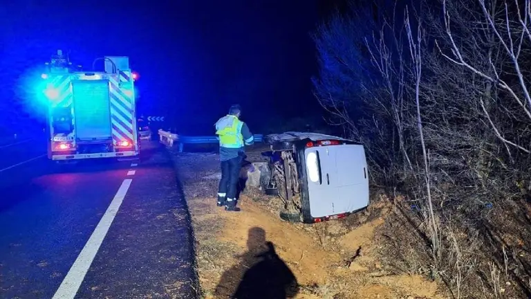 Furgoneta en la que viajaba la v&iacute;ctima, vecino de Cella de 55 a&ntilde;os. / GUARDIA CIVIL