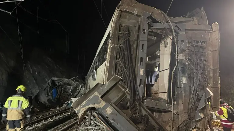 Uno de los dos trenes que han descarrilado a la altura de Adamuz, C&oacute;rdoba. /EP