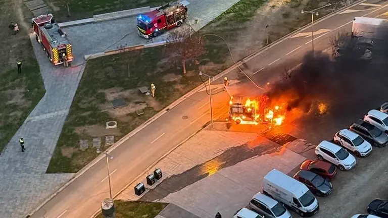 Imagen de la furgoneta cuando se produjo el incendio en el aparcamiento/Cedida a H.A.