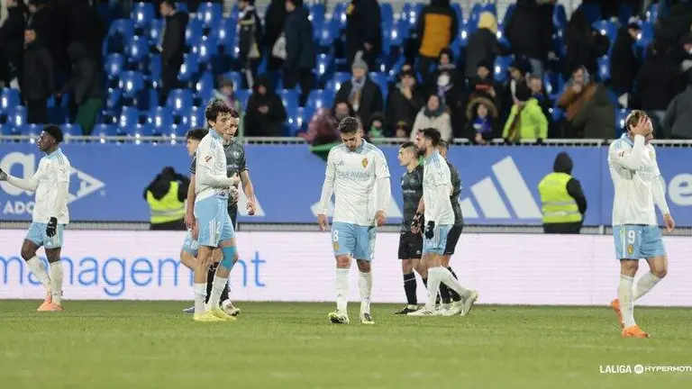 Jugadores del Real Zaragoza cabizbajos / LaLiga