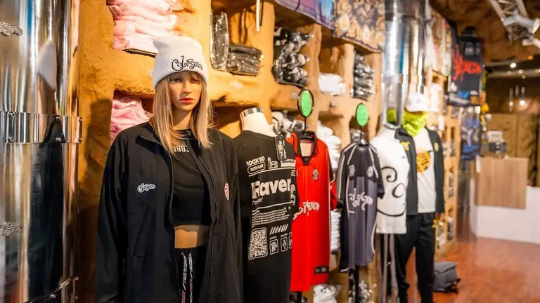 Interior de la tienda oficial de la discoteca Coliseum en Zaragoza ./ &Aacute;lvaro Calvo para HOY ARAG&Oacute;N