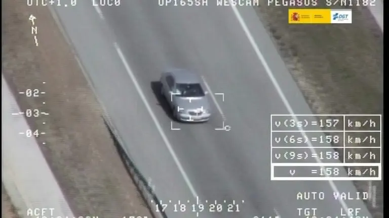 Archivo - Multa de tr&aacute;fico por velocidad capta desde un helic&oacute;ptero de la DGT