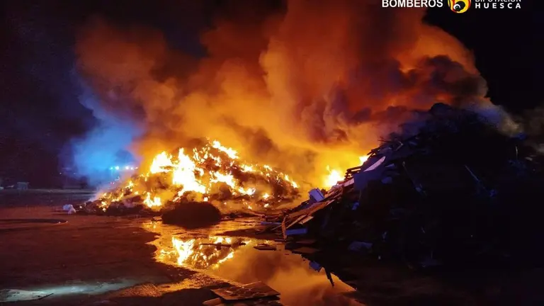 Incendio en una planta de reciclaje de Monz&oacute;n. / DPH
