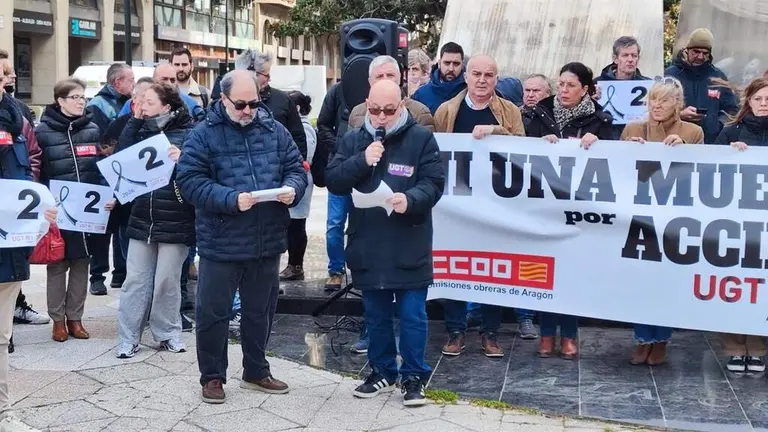 Concentraci&oacute;n de UGT y CCOO Arag&oacute;n este viernes para condenar la muerte de dos personas en accidentes de trabajo en la provincia de Huesca y solidarizarse con sus familiares, amigos y compa&ntilde;eros. / EP