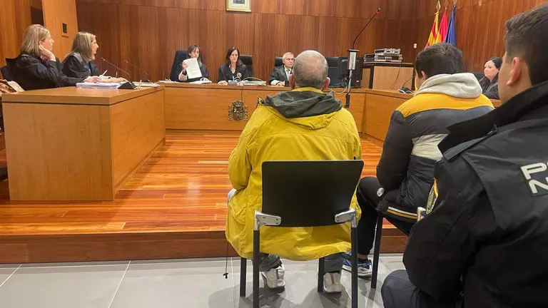 Imagen del preso acompa&ntilde;ado de su traductor esta ma&ntilde;ana en la Audiencia Provincial de Zaragoza/H.A.