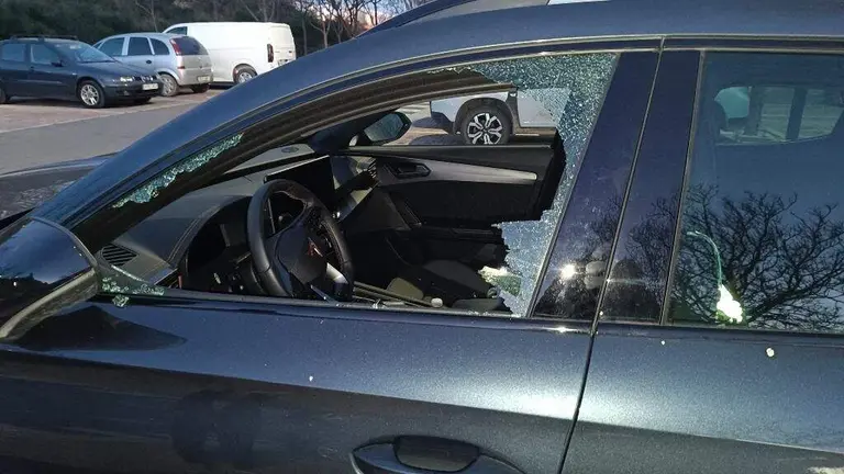 Uno de los veh&iacute;culos vandalizados esta noche en el aparcamiento de La Almozara.