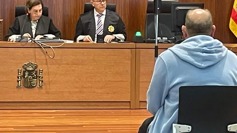 El acusado de estafa agravada sentado frente a la jueza en la Audiencia Provincial de Zaragoza/H.A.