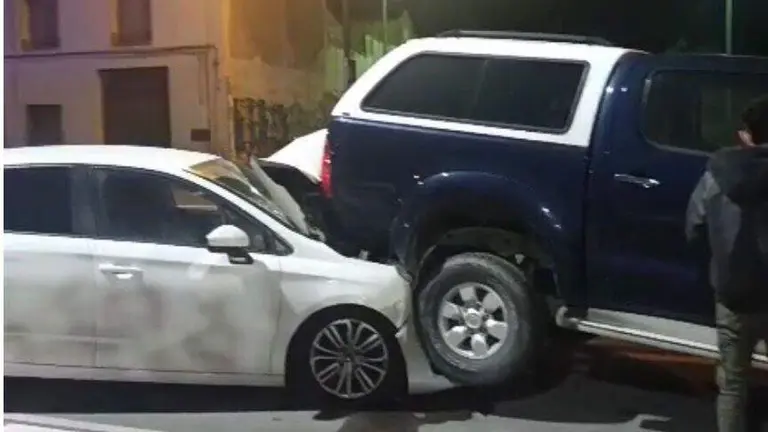 Imagen de dos de los veh&iacute;culos afectados por en el accidente de Avenida Catalu&ntilde;a este martes en Zaragoza