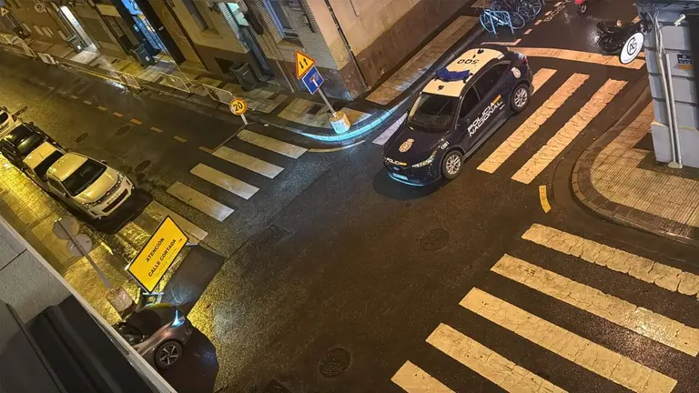 Las patrullas de Polic&iacute;a Nacional en la calle Miguel de Cervantes / H.A.