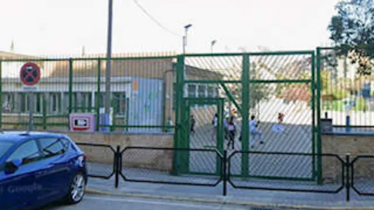 Imagen de la entrada del colegio Juan XIII de Zaragoza donde tuvieron lugar los hechos/Google Maps