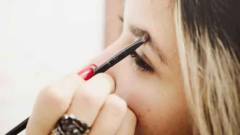 El gesto que m&aacute;s envejece las cejas maduras