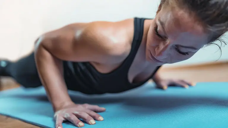 Plancha abdominal: entrena fuerza real con esta variante corta