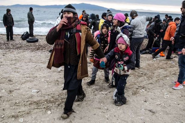 Una familia de refugiados al llegar a la isla griega de Lesbos - ACNUR