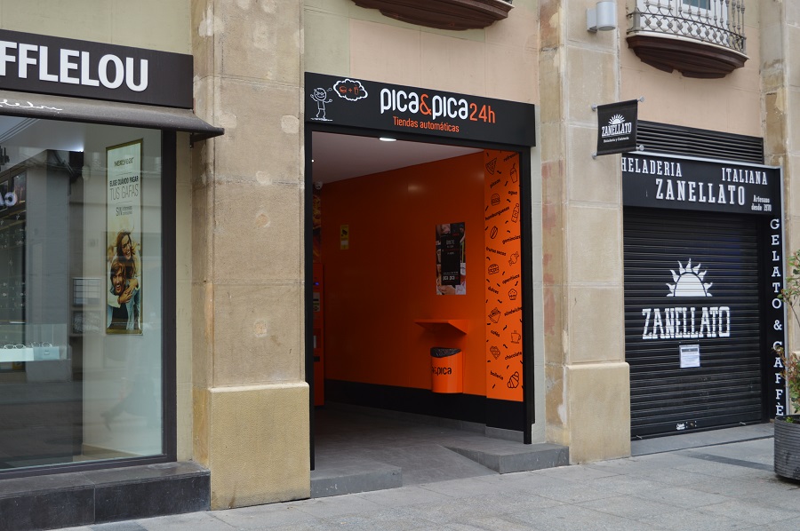 Tiendas cerradas en la calle Alfonso I
