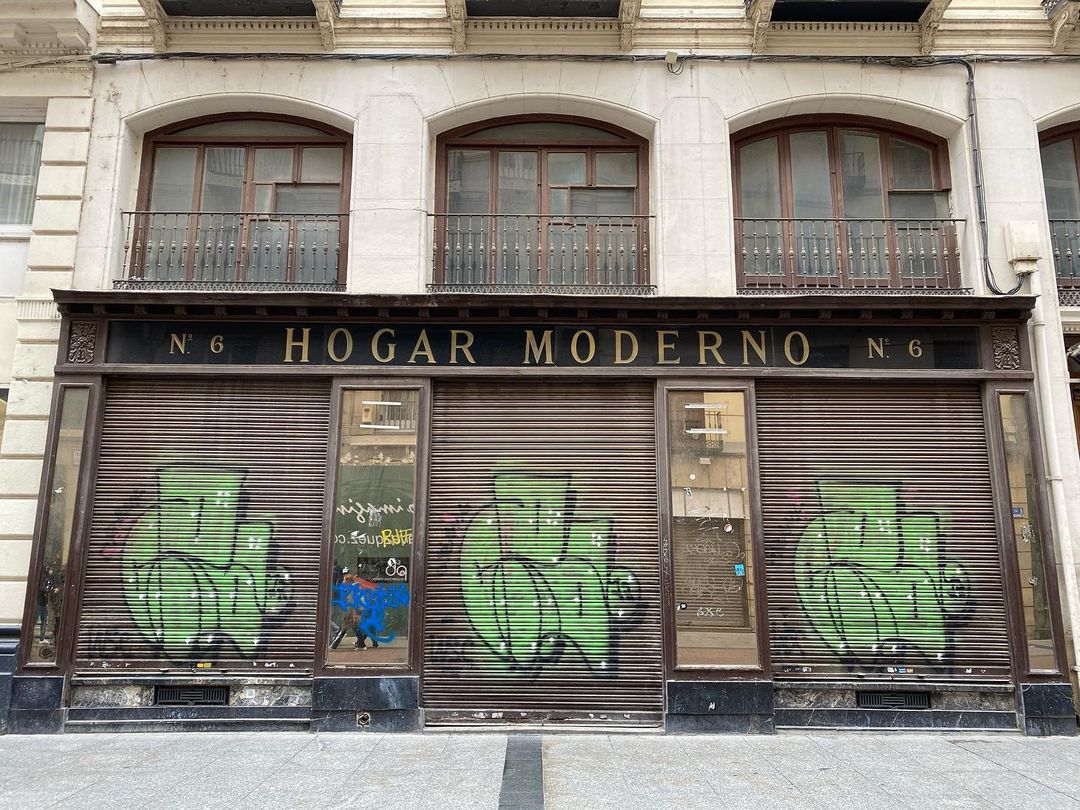 Tiendas cerrada en la calle Alfonso I 