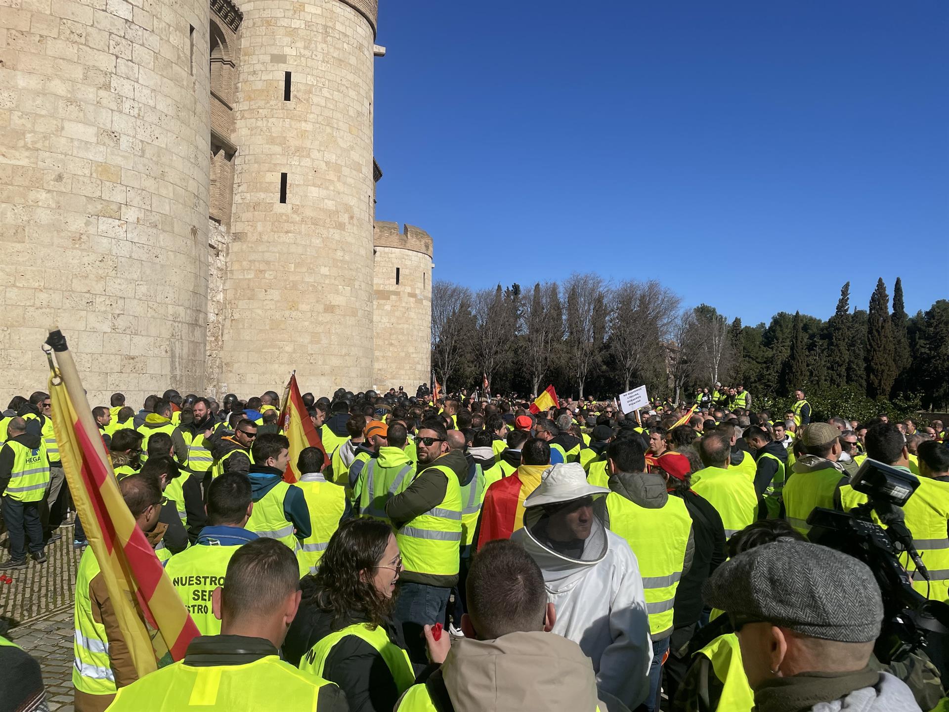 Cientos de agricultores y ganaderos se concentraron ante la entrada principal del Palacio de La Aljafería.