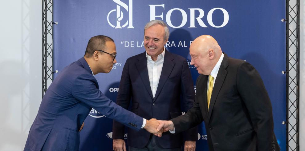 El presidente Azcón, en el centro, durante la firma del acuerdo entre Forestalia y CGE. A la derecha, el CEO y fundador de Forestalia, Fernando Samper / HOY ARAGÓN