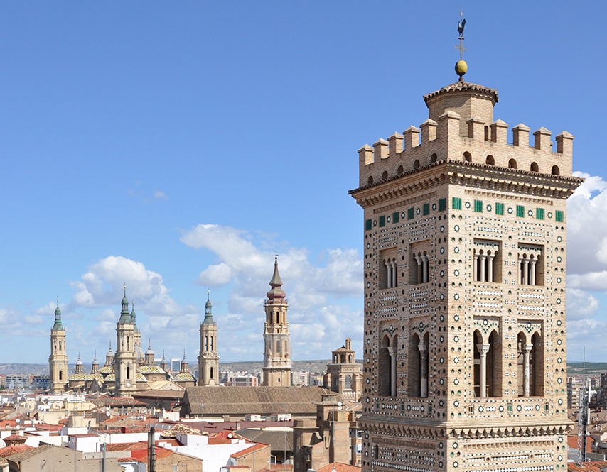 La torre de La Magdalena domina la zona este del Casco Histórico / Iglesia en Zaragoza