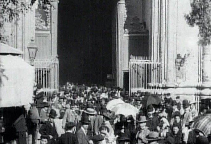 Salida de misa de 12 fue la primera película española / Ayuntamiento de Zaragoza